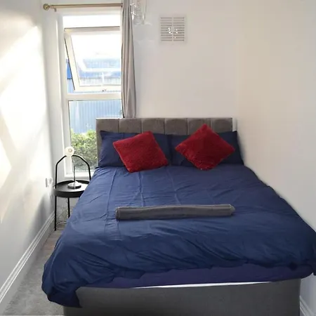 Modern Close To Centre Leeds (West Yorkshire)