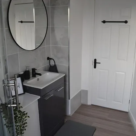 Modern Close To Centre Leeds (West Yorkshire)